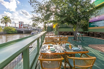 El deck del restaurante sobre el río, en Little River, recuerda la infancia de Deborah en la zona de Tigre.