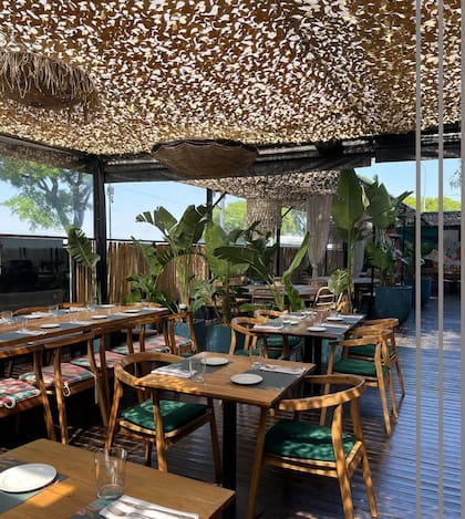 El deck para comer a la brisa del río.