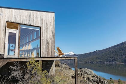 El deck rodea la casa y conecta la terraza este con la oeste. Desde ahí, puede verse el atardecer en la Cordillera de los Andes. Es de eucalipto, una madera que casi no requiere de mantenimiento en estas latitudes.
