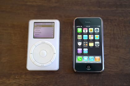 El declive del iPod comenzó con la llegada en 2007 del iPhone, que reemplazaba todas sus funciones con una sencilla app