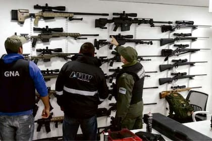 El decomiso de armas incluyó fusiles de asalto, rifles de francotiradores y ametralladoras pesadas