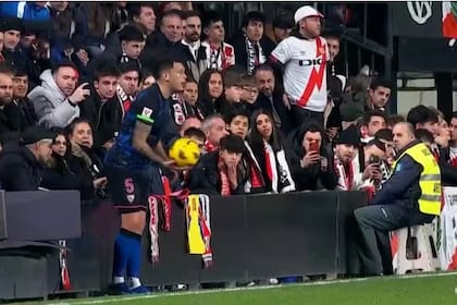 El dedo de un espectador donde no corresponde; para Sergio Camello, de Rayo Vallecano, es una "niñatada", pero Ocampos quiere que LaLiga tome con seriedad el suceso.