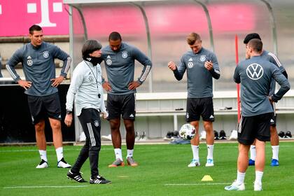 El defensa alemán Niklas Suele, el entrenador Joachim Loew, el defensa Jonathan Tah, el mediocampista Toni Kroos y el defensa Robin Gosens participan en una sesión de entrenamiento el 1 de septiembre de 2020 en Stuttgart, sur de Alemania, dos días antes del partido de fútbol de la UEFA Nations Leagu