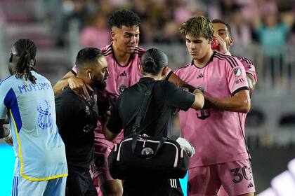 El defensa del Inter Miami Ian Fray es auxiliado para salir del campo tras lesionarse en el encuentro de postemporada de la MLS ante el Atlanta United el viernes 25 de octubre del 2024. (AP Foto/Rebecca Blackwell)