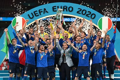 El defensa italiano Giorgio Chiellini levanta el trofeo del Campeonato de Europa durante la presentación después de que Italia ganara el partido de fútbol final de la UEFA EURO 2020 entre Italia e Inglaterra en el estadio de Wembley en Londres el 11 de julio de 2021.