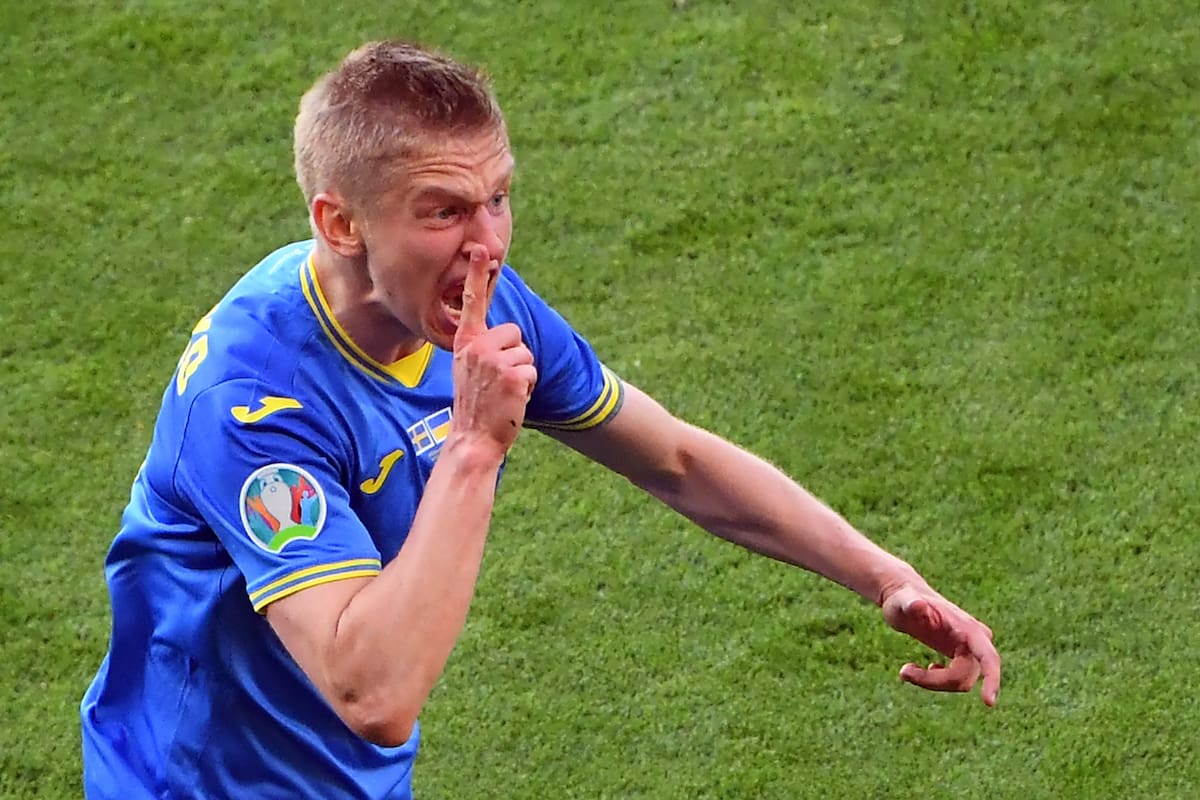 El defensa ucraniano Oleksandr Zinchenko celebra después de anotar el primer gol de su equipo durante el partido de fútbol de octavos de final de la UEFA EURO 2020 entre Suecia y Ucrania en Hampden Park en Glasgow el 29 de junio de 2021