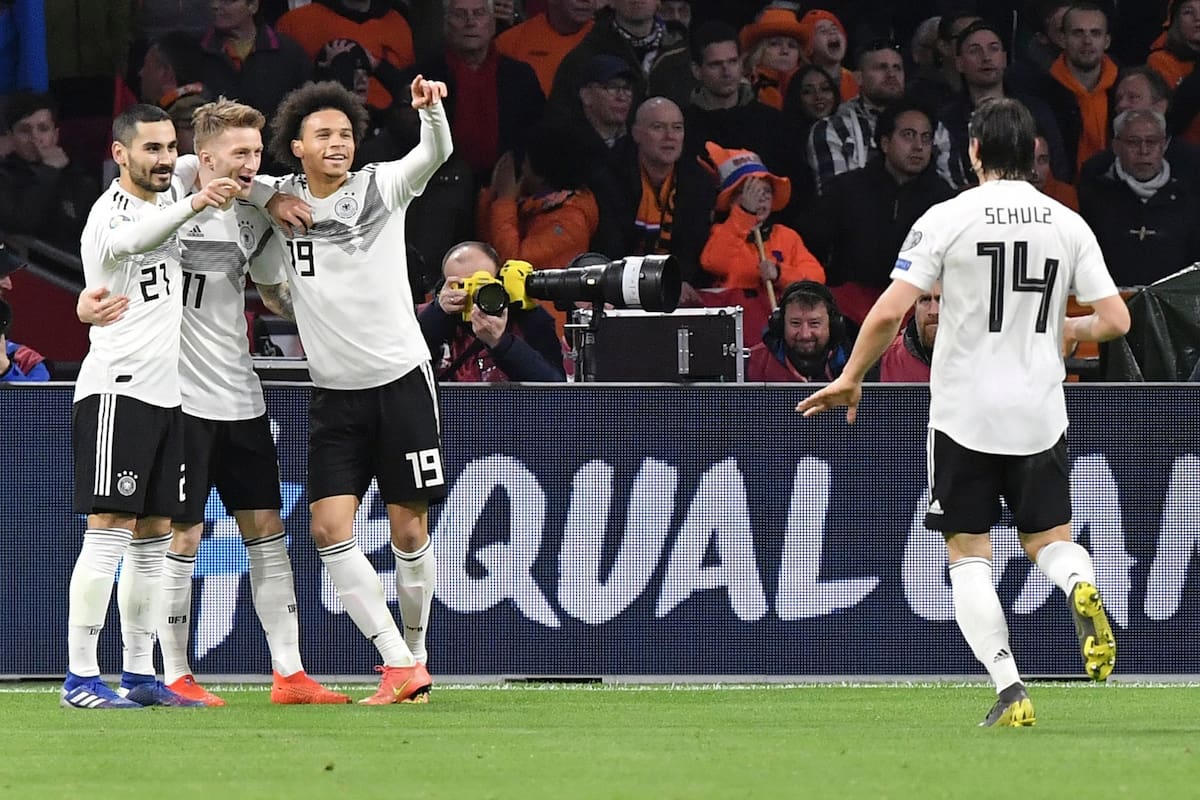 El defensor alemán Nico Schulz celebra con sus compañeros de equipo después de anotar su tercer gol durante el partido de fútbol de clasificación de la UEFA Euro 2020 Grupo C entre los Países Bajos y Alemania