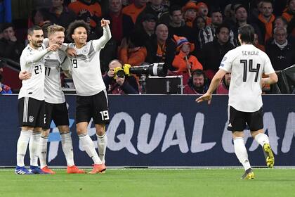 Nico Schulz celebra con sus compañeros después de anotar su tercer gol durante el partido de clasificación entre Holanda y Alemania