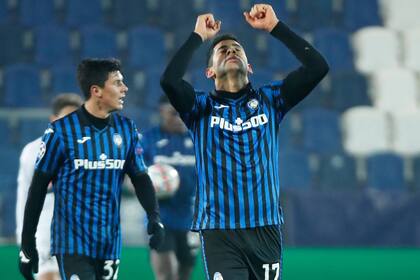 El defensor argentino del Atalanta Cristian Romero celebra su gol durante el partido de fútbol del Grupo D de la Liga de Campeones de la UEFA Atalanta vs Midtjylland.