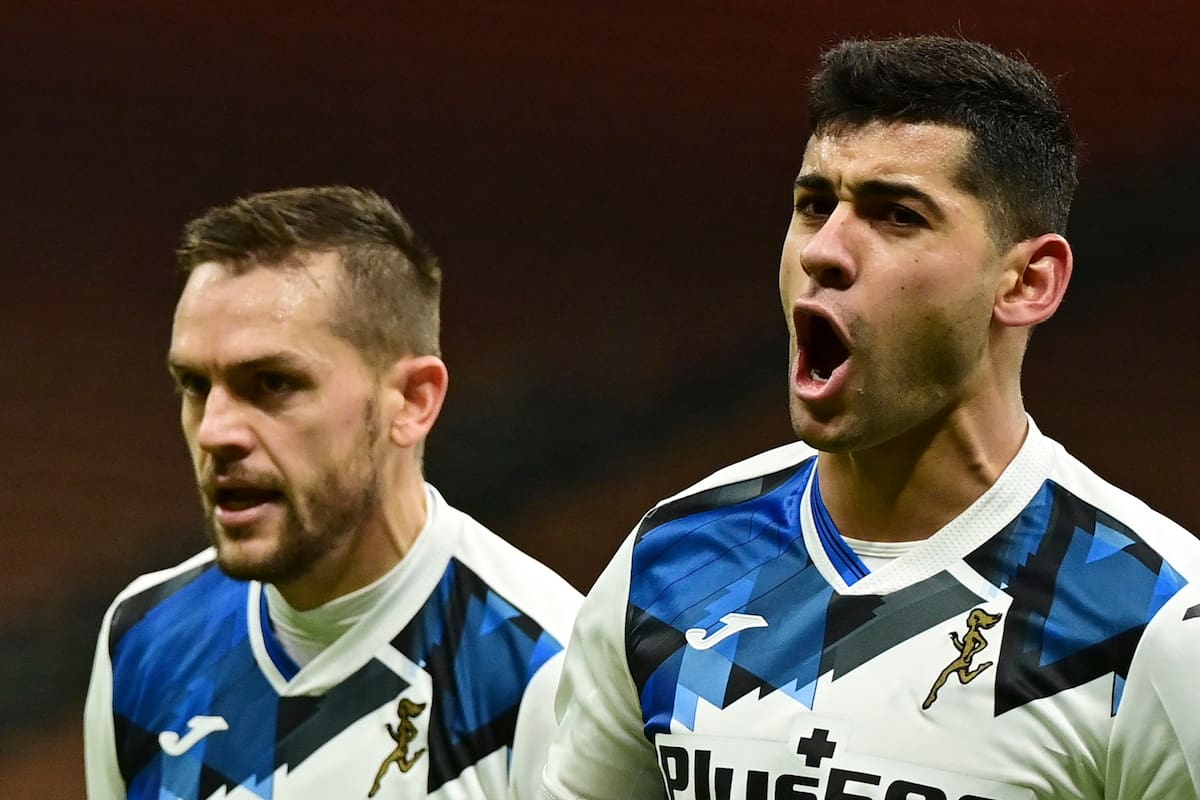 El defensor argentino del Atalanta, Cristian Romero (derecha), celebra tras abrir el marcador durante el partido de fútbol de la Serie A italiana AC Milan vs Atalanta Bergamo el 23 de enero de 2021 en el estadio de San Siro en Milán.