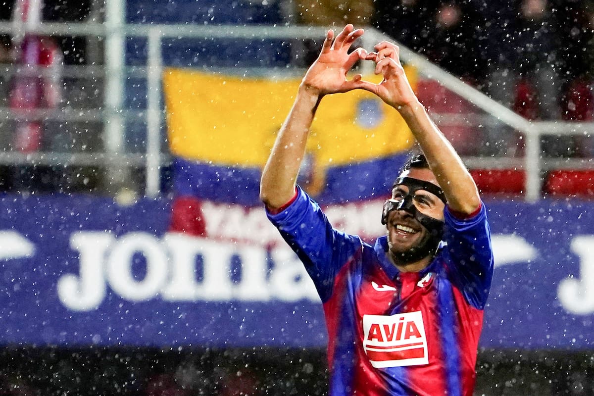 El defensor argentino Esteban Burgos festejó su primer gol con Eibar en la victoria frente Atlético de madrid por 2-0. Usa una máscara porque en su debut sufrió un choque con Raúl García apenas minutos después de haber ingresado