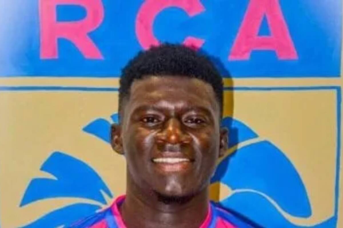 El defensor de del Racing de Abiyán, Moustapha Sylla, se desplomó en la cancha mientras jugaba