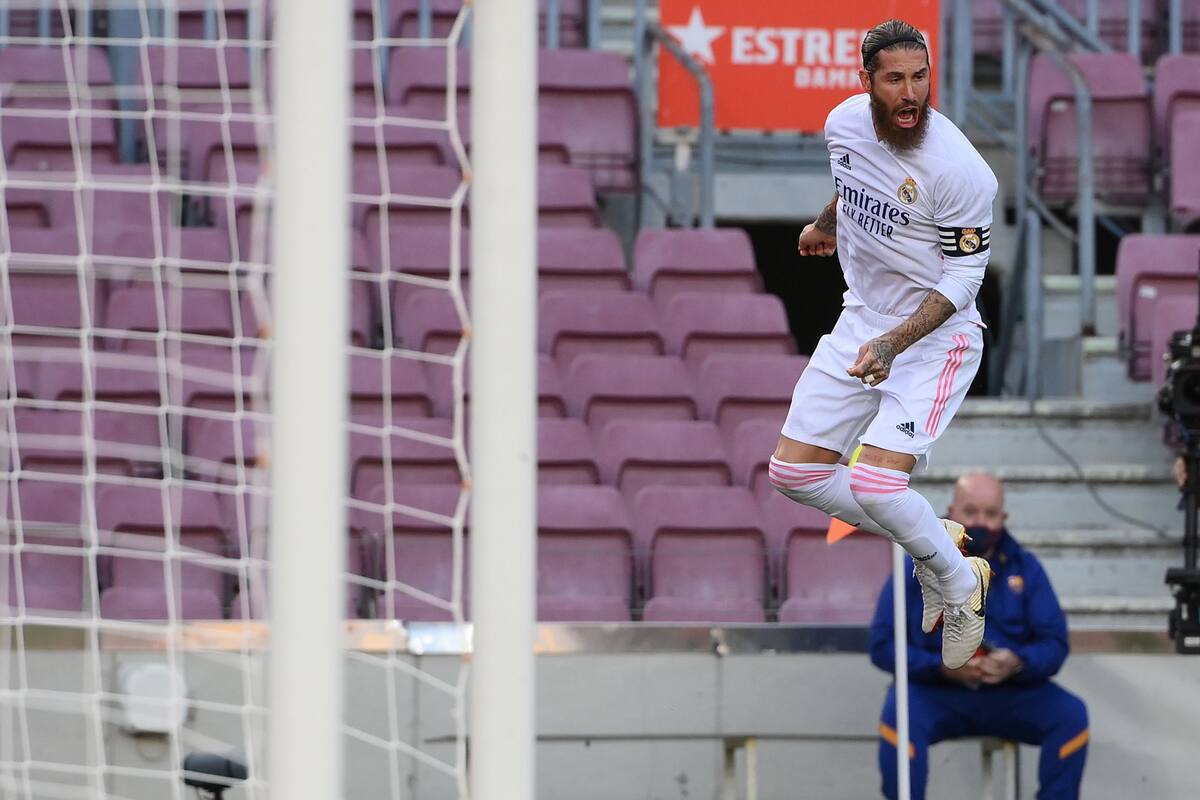 El defensor español del Real Madrid Sergio Ramos celebra tras marcar un penalti durante el partido de fútbol de la Liga española entre Barcelona y Real Madrid