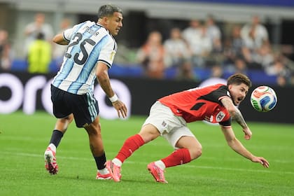 El defensor Facundo Medina, aquí actuando en el Mundial ante Austria, emigraría a Leverkusen