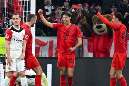 El defensor Hiroki Ito, una de las mejores referencias de Bayern Munich, jugando en febrero pasado ante Eintracht Frankfurt; el asiático se lesionó este sábado y estará inactivo durante varias semanas
