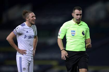 El defensor inglés del Leeds United, Luke Ayling, hace un gesto después de ser amonestado por el árbitro inglés David Coote durante el partido de fútbol de la Premier League inglesa entre Leeds United y Wolverhampton Wanderers en Elland Road en Leeds, en el norte de Inglaterra, el 19 de octubre de 2