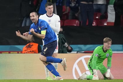 El defensor italiano Leonardo Bonucci celebra anotar el primer gol del equipo durante el partido de fútbol final de la UEFA EURO 2020 entre Italia e Inglaterra en el estadio de Wembley en Londres el 11 de julio de 2021