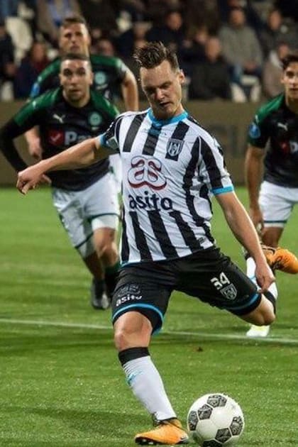 El defensor llegó al club FC Emmen en junio de 2021 provenientes del Heracles, otro club de la primera división holandesa
