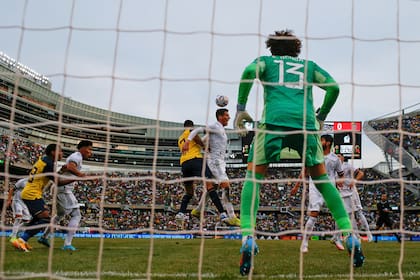 El defensor mexicano Héctor Moreno (15), se eleva para despejar el balón ante el ecuatoriano Piero Hincapié (3) en partido amistoso entre México y Ecuador, el domingo 5 de junio de 2022, en Chicago. (AP Foto/Jon Durr)