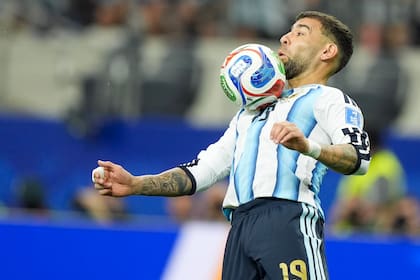 El defensor Nicolás Otamendi #19, de Argentina, controla la pelota durante el partido del entre Argentina y Austria en el de Dallas, Texas, Estados Unidos, el 22 de junio de 2026.