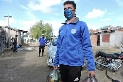 El defensor pide donaciones de alimentos en comercios y luego las reparte en dos comedores.