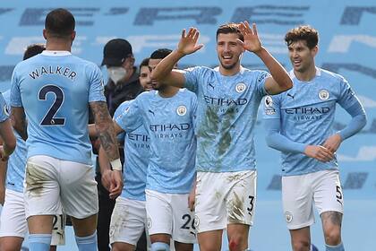 El defensor portugués del City Ruben Dias celebra el gol de apertura. El City, imparable.