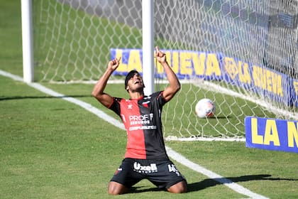 El defensor Rafael Delgado marcó el tercer gol de Colón, acompañando la gran jugada de Rodrigo Aliendro.