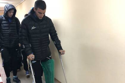 El defensor se lesionó su rodilla izquierda, y a la espera del parte médico, crecen las dudas de su presencia en el Mundial de Rusia
