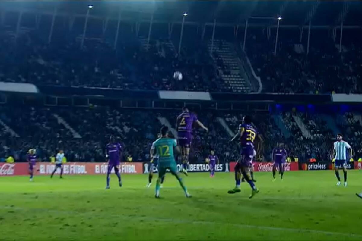 El defensor Wilker Ángel se anticipa al arquero Hernán Galíndez y anotará, en contra, el 3-2 a favor de Racing ante Aucas