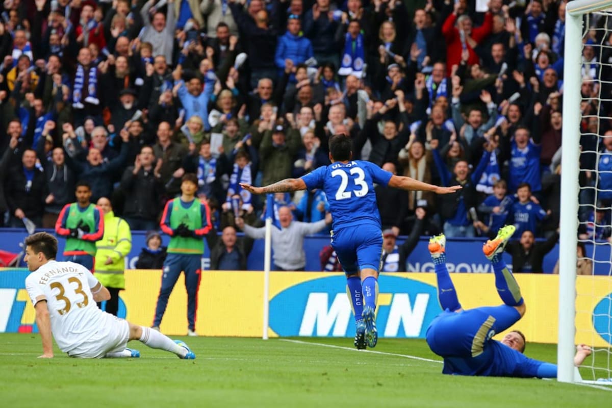 El delantero argentino celebra el primero de sus dos goles. En el piso, Federico Fernández, su compatriota, defensor de Swansea