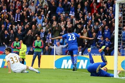 El delantero argentino celebra el primero de sus dos goles. En el piso, Federico Fernández, su compatriota, defensor de Swansea