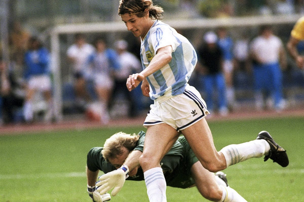 El delantero argentino Claudio Caniggia elude al portero brasileño Claudio Taffarel en su camino para marcar el gol ganador el 24 de junio de 1990 en Turín durante el partido de fútbol de la segunda ronda de la Copa del Mundo entre los dos países. Argentina ganó 1-0.