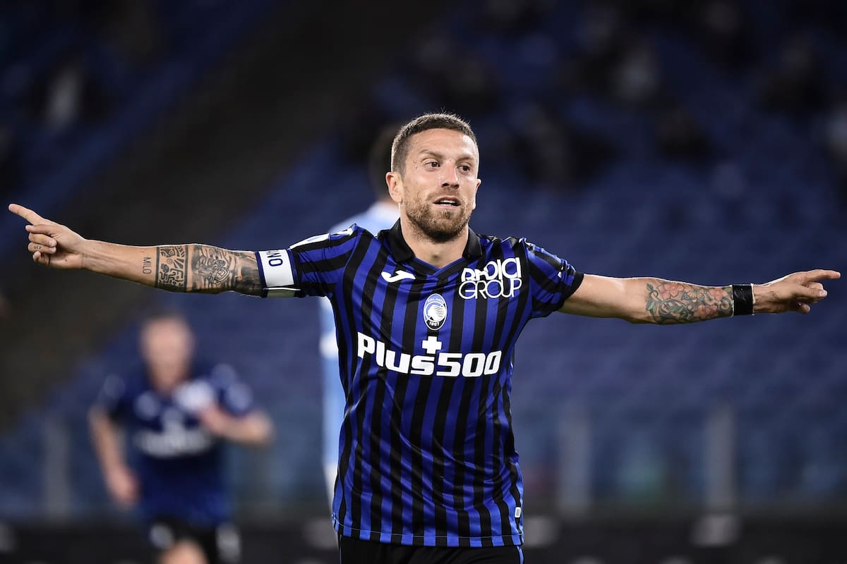 El delantero argentino del Atalanta Alejandro "Papu" Gomez festeja su tercer gol durante el partido que disputan contra Lazio por la Serie A de Italia en el Estadio Olímpico de Roma.