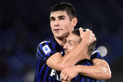 Ruslan Malinovskiy abraza a Papu Gómez, después de la segunda conquista del argentino frente a Lazio, en el estadio Olímpico de Roma