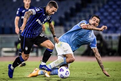 Francesco Acerbi, de Lazio, en el piso después de la gambeta de Papu Gómez; a los 32 años, el capitán de Atalanta se prepara para el desafío de brillar también en la selección, en el inicio de las eliminatorias para el Mundial de Qatar