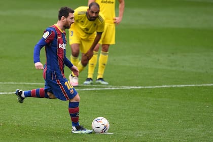 La ejecución del penal: Messi remató suave, levemente a su izquierda.
