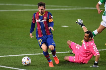 Messi intenta gambetear a Claudio Bravo; Barcelona estaba 1-1, ingresó el rosarino y el equipo ganó por 5-2.
