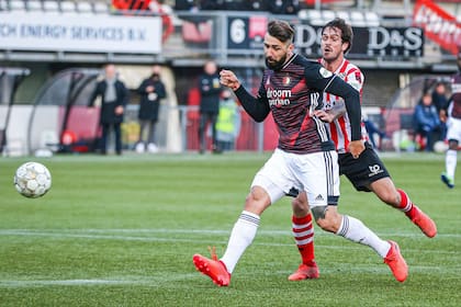 El delantero argentino del Feyenoord Rotterdam Lucas Pratto lucha por el balón contra el defensor del Sparta Rotterdam Luxumbourg, Mica Pinto durante el partido de la Eredivisie holandesa entre el Sparta Rotterdam y el Feyenoord Rotterdam en Rotterdam el 10 de enero de 2021