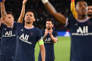El delantero argentino del Paris Saint-Germain Lionel Messi celebra con sus compañeros de equipo al final del partido de fútbol del grupo A de la primera ronda de la UEFA Champions League entre el Paris Saint-Germain (PSG) y el Manchester City, en el Parc des Princes, en París, el 28 de septiembre. 2021.