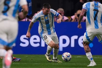El delantero argentino Lionel Messi (10) avanza con el balón en el partido contra Canadá por el Grupo A de la Copa América; los futbolistas reconocieron que les costó dominar bien la pelota en el campo de juego de Atlanta