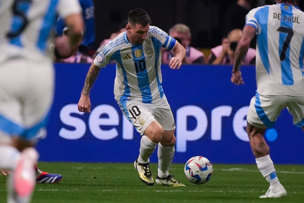 El delantero argentino Lionel Messi (10) avanza en el partido contra Canadá por el Grupo A de la Copa América, el jueves 20 de junio de 2024. (AP Foto/Mike Stewart)