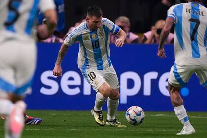 El delantero argentino Lionel Messi (10) avanza en el partido contra Canadá por el Grupo A de la Copa América, el jueves 20 de junio de 2024. (AP Foto/Mike Stewart)