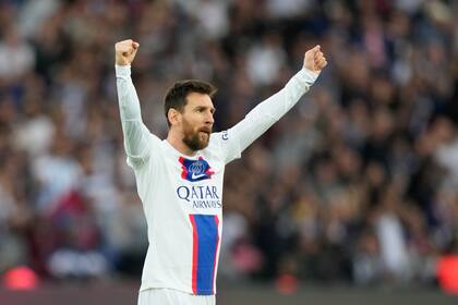 El delantero argentino Lionel Messi, del París Saint Germain, marca el segundo gol ante Troyes, en un encuentro de la liga francesa disputado el sábado 29 de octubre de 2022. (AP Foto/Francois Mori)