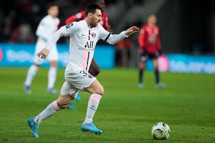 El delantero argentino Lionel Messi, del PSG, controla el balón en partido por la liga francesa ante el Lille, en el estadio Pierre Mauroy de Villeneuve d'Ascq, en Lille, Francia, el domingo 6 de febrero de 2022. (AP Foto/Michel Spingler)