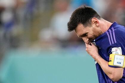 El delantero argentino Lionel Messi se seca el sudor durante el partido contra Polonia por el Grupo C del Mundial, el miércoles 30 de noviembre de 2022. (AP Foto/Ariel Schalit)