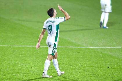 El delantero argentino Lucas Boyé festeja su gol para Elche, que con Jorge Almirón como entrenador ganó su primer partido en La Liga de España: 1-0 a Eibar.
