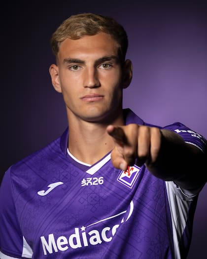 El delantero argentino Mateo Pellegrino, presentado como nuevo refuerzo de Fiorentina