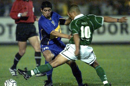 El delantero argentino Riquelme (I) de Boca Juniors disputa el balon con Alex de Palmeiras, el 13 de junio de 2001, durante un partido valido por las semi finales de la Copa Libertadores de America en Sao Paulo, Brasil.  Boca gana 2-1. AFP PHOTO/VANDERLEI ALMEIDA�