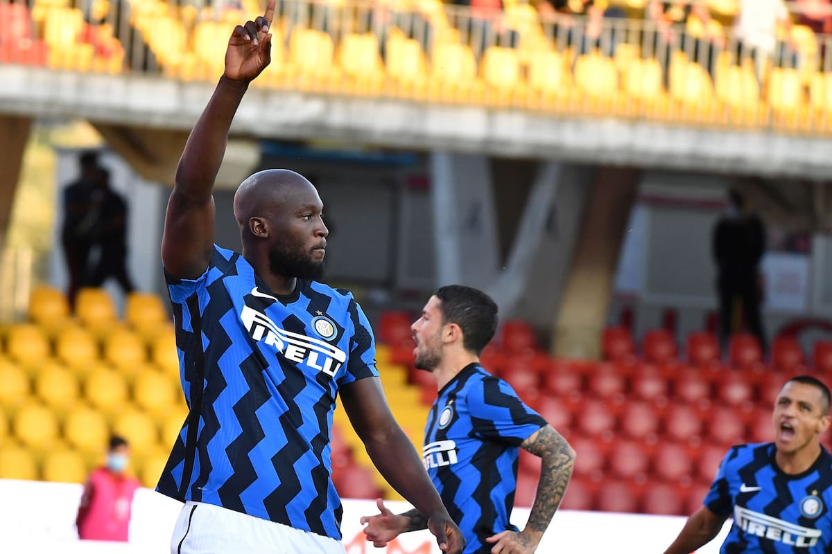El delantero belga del Inter de Milán Romelu Lukaku celebra con el delantero chileno de Milán Alexis Sánchez después de abrir el marcador durante el partido de fútbol de la Serie A italiana Benevento vs Inter el 30 de septiembre de 2020 en el estadio Ciro Vigorito en Benevento.