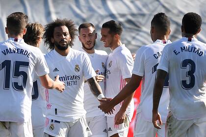 El delantero belga del Real Madrid Eden Hazard (CL) celebra con sus compañeros tras marcar un gol durante el partido de fútbol de la Liga española entre el Real Madrid y la SD Huesca en el estadio Alfredo Di Stefano